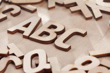 Geri okul kavramı. Ahşap harflerin yapılan alfabesi