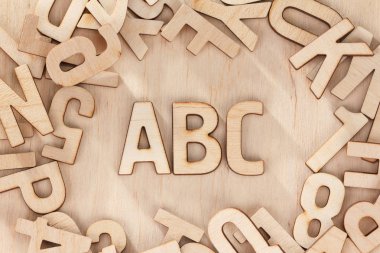 Ahşap harflerin yapılan alfabesi