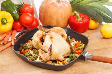 Kızarmış tavuk ve sebze.