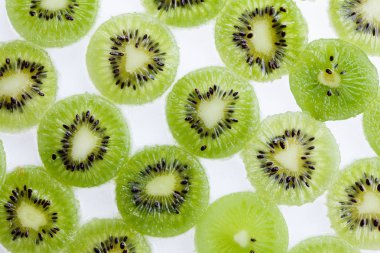 Yeşil kivi meyve dilim. Sulu tazelik yiyecek arka plan