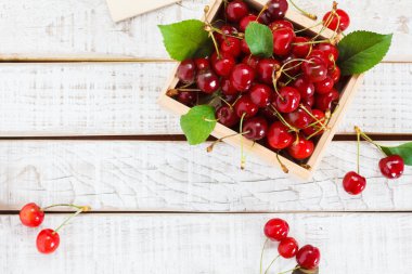 Olgun Kiraz ahşap masa üstünde. Yukarıdan görmek