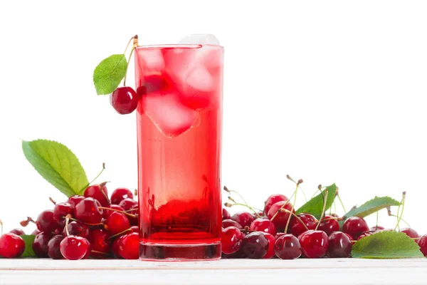 Bebida refrescante de verão, uma cereja com cubo de gelo, coquetel de frutas, baga e água — Fotografia de Stock