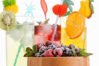 Yaz kokteyl serinletici. Dondurulmuş meyveler.