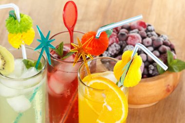 Yaz kokteyl serinletici. Dondurulmuş meyveler.