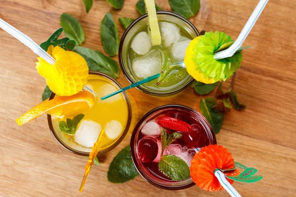 Bebidas de verão, coquetel com gelo, suco e frutas . — Fotografia de Stock