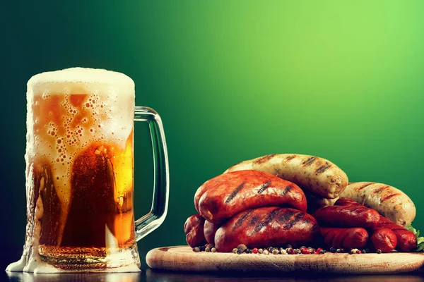 大杯啤酒用绿色背景上的烤香肠。慕尼黑啤酒节饮料和食品 — 图库照片
