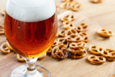 Bira cam bardak ile brezel. Geleneksel Alman Oktoberfest içecek ve gıda