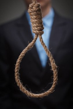Umutsuz depresif genç adam, kendini ilmek üzerinde asmak.