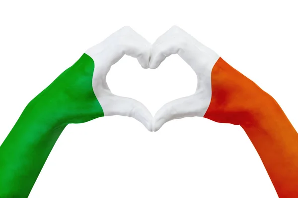 Handen vlag van Ierland, de vorm van een hart. Concept van land symbool, geïsoleerd op wit. — Stockfoto