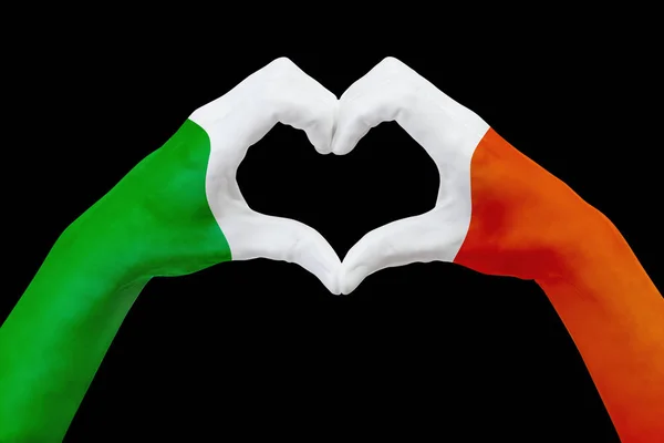 Руки прапор Ірландії, форму серця. Концепція символом країни, ізольовані на чорному. — стокове фото