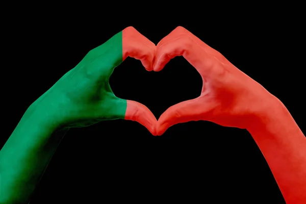 Handen vlag van Portugal, de vorm van een hart. Concept van land symbool, geïsoleerd op zwart. — Stockfoto