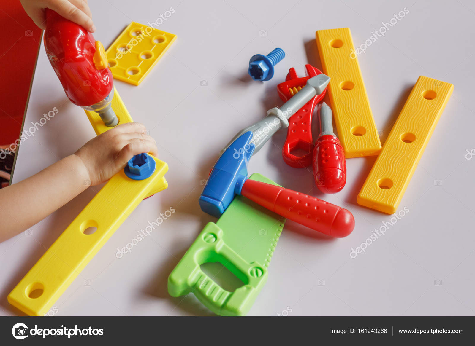 Juguetes, tornillos y tuercas de plástico fotografía de stock