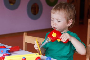 Küçük çocuk, çocuk blokları ve oyuncaklar ile çalış