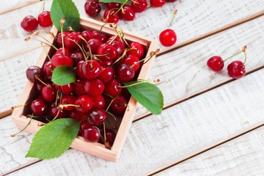 Olgun Kiraz ahşap masa üstünde. Yukarıdan görmek