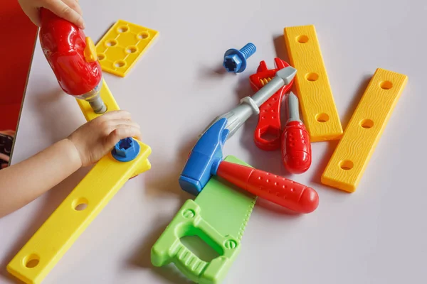 Plastikspielzeug, Schrauben und Muttern — Stockfoto