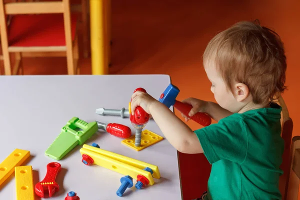 Ragazzino, il bambino gioca con blocchi e giocattoli — Foto Stock