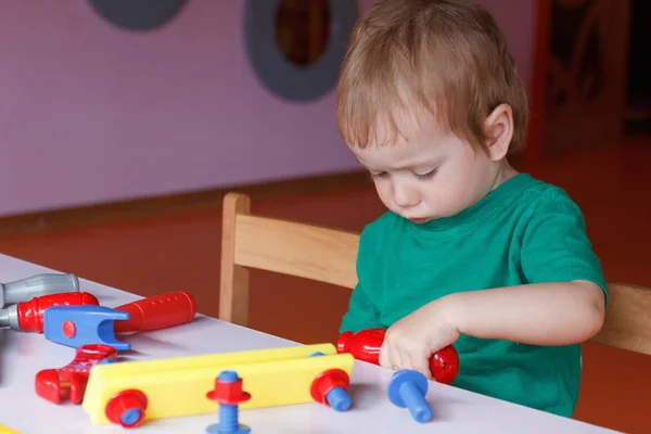 Jongetje, het kind speelt met blokken en speelgoed — Stockfoto