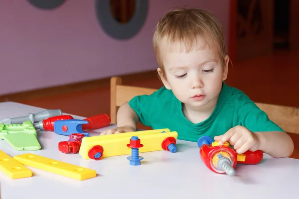 Jongetje, het kind speelt met blokken en speelgoed — Stockfoto