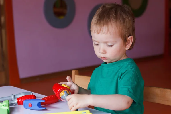 Kleiner Junge, das Kind spielt mit Klötzen und Spielzeug — Stockfoto