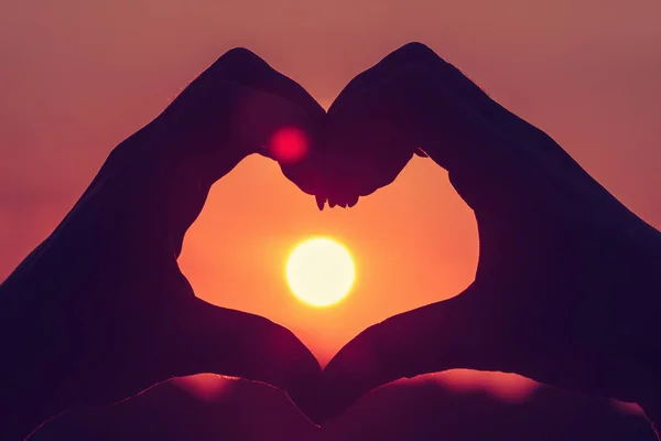 Kezek alkot szív alakú naplemente sziluett — Stock Fotó