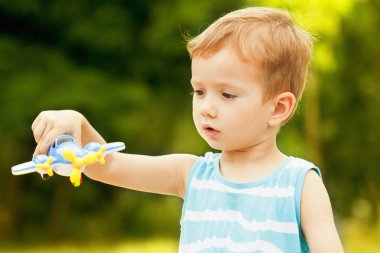 çocuk çocuk oyuncak uçak ile oynamak