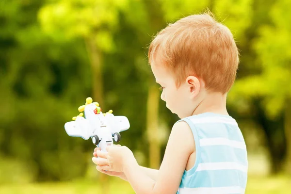 おもちゃの飛行機で遊ぶ子少年 — ストック写真