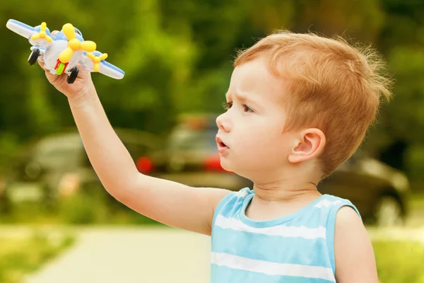 Kind jongen spelen met speelgoed vliegtuig — Stockfoto