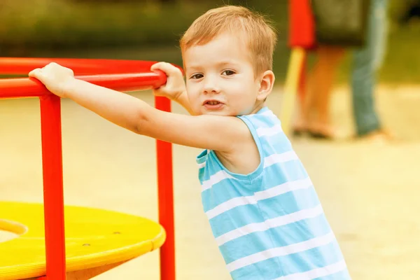 Niño jugando en el parque —  Fotos de Stock