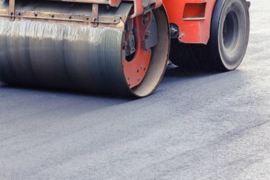 Yeni yol inşaatında çalışan yol silindiri.