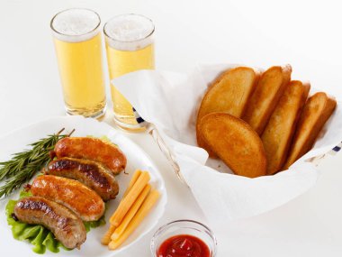 Oktoberfest geleneksel bira menü. Kızarmış sosis tost ve hardal ile.