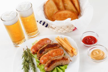 Oktoberfest geleneksel bira menü. Kızarmış sosis tost ve hardal ile.