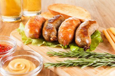 Oktoberfest geleneksel bira menü. Kızarmış sosis tost ve hardal ile.