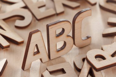 Geri okul kavramı. Ahşap harflerin yapılan alfabesi