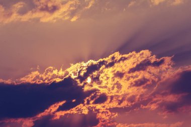 Ateşli turuncu günbatımı gökyüzü.