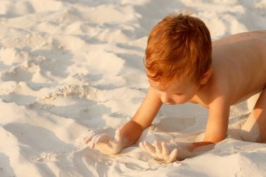 küçük çocuk kum.