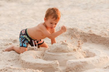 Çocuk Kumdan kale yok.