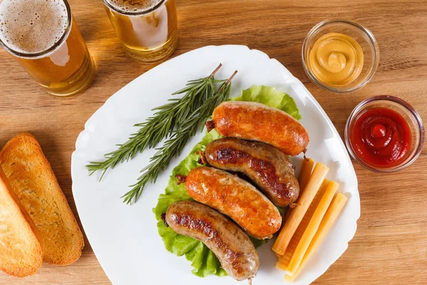 Oktoberfest menu de cerveja tradicional. Salsichas fritas com torradas e mostarda . — Fotografia de Stock