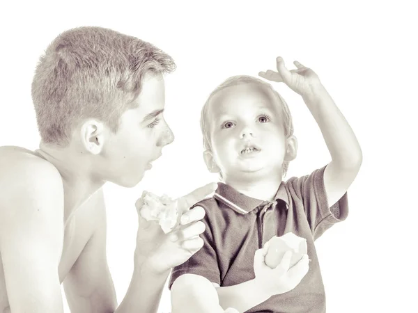 Hermanos jugando y comiendo manzanas . — Foto de Stock