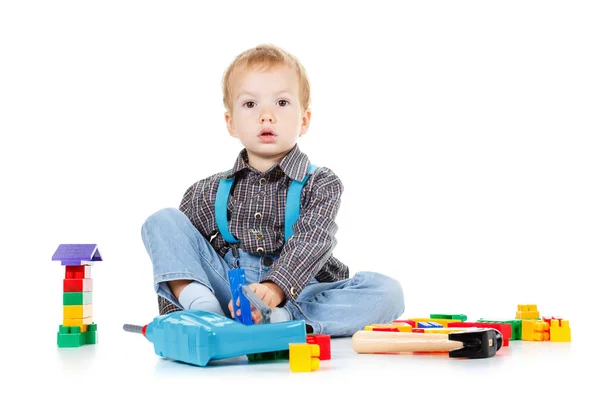 Liten pojke spelar i builder med verktyg. isolerade över vita. — Stockfoto