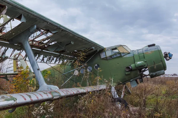 Antiguo avión ruso verde roto — Foto de Stock