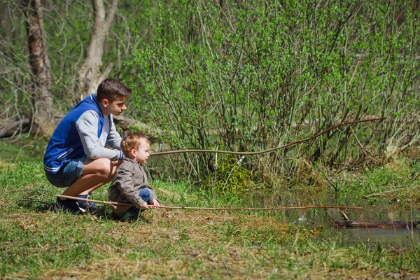 Crianças brincando floresta . — Fotografia de Stock