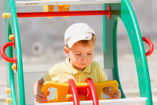 Kind spelen helikopter. — Stockfoto