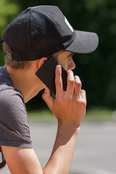 Teenage telefon kullanma.