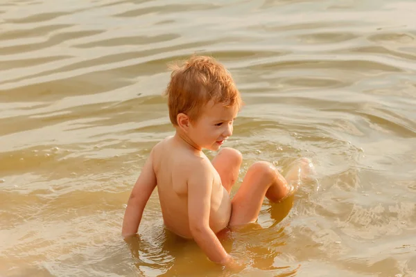 Child swimming lake. — Stock Photo, Image