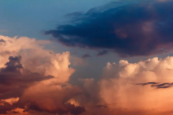 Coucher de soleil avec les rayons du soleil, ciel avec les nuages . — Photo