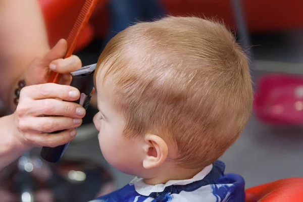 Ładny mały chłopiec w salonie fryzjerskim — Zdjęcie stockowe