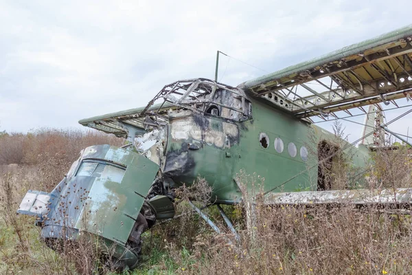 Staré rozbité zelené Ruské letadlo — Stock fotografie