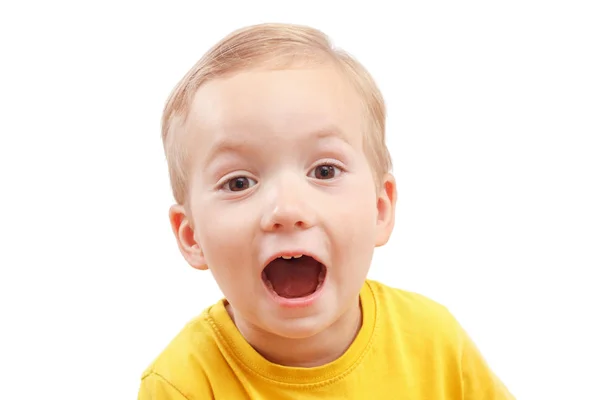 Πορτρέτο του ένα μικρό αγόρι που φωνάζουν δυνατά απομονωθεί σε λευκό — Φωτογραφία Αρχείου