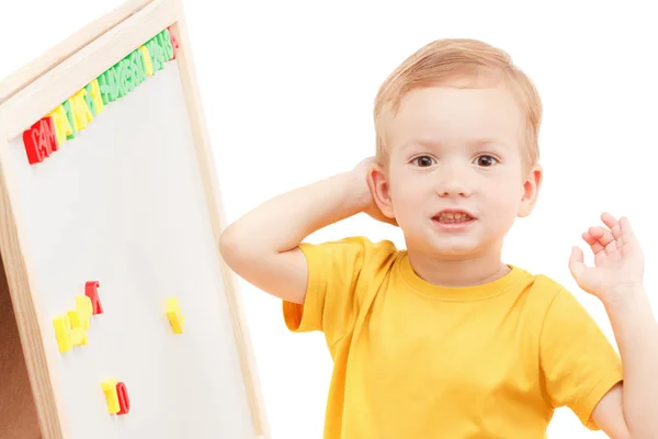 Criança no quadro negro com números e letras compõe palavras . — Fotografia de Stock