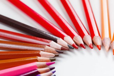 Beyaz portre üzerinde renkli kalemler